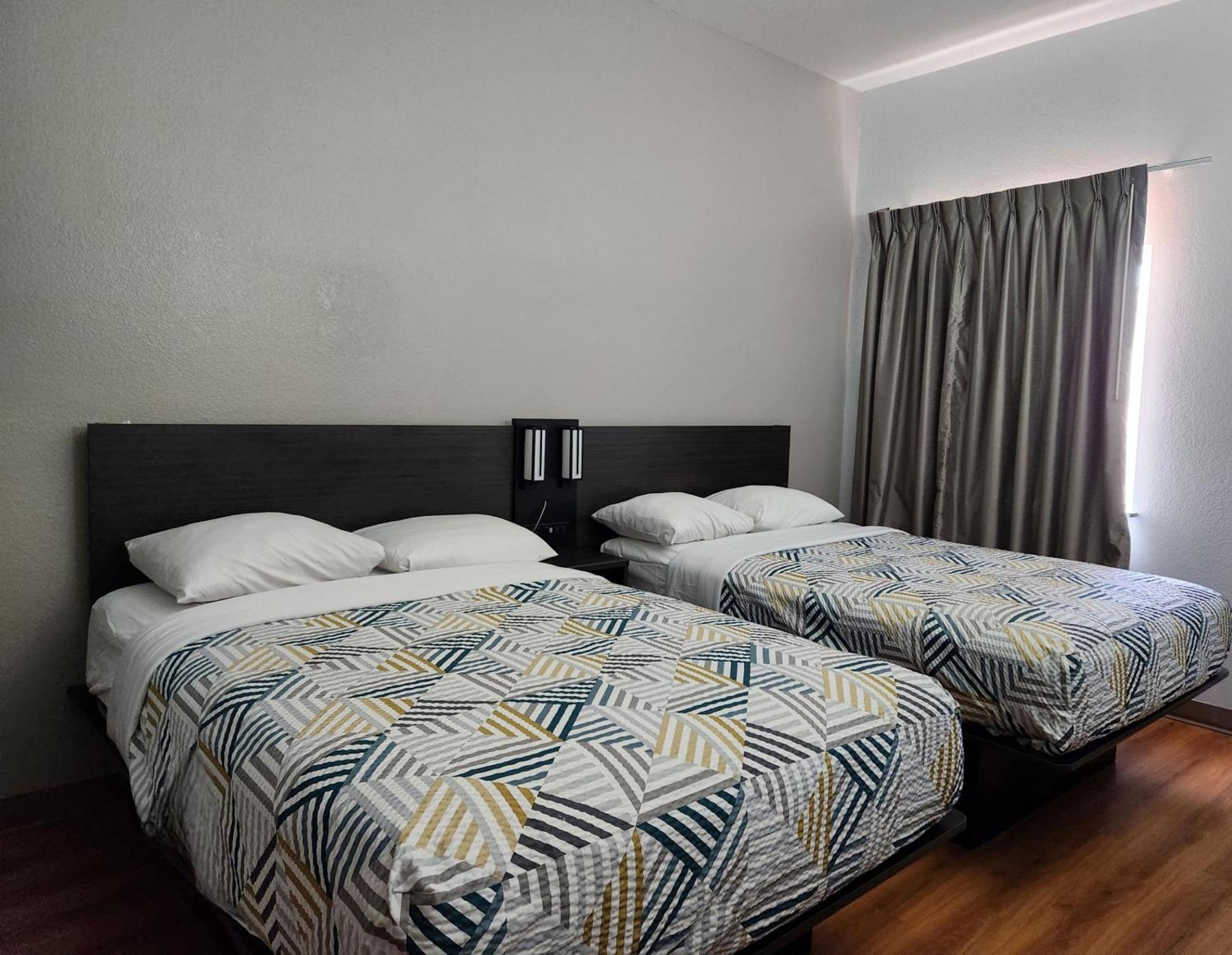 Hotel 6-san Antonio, Tx - Airport 2*