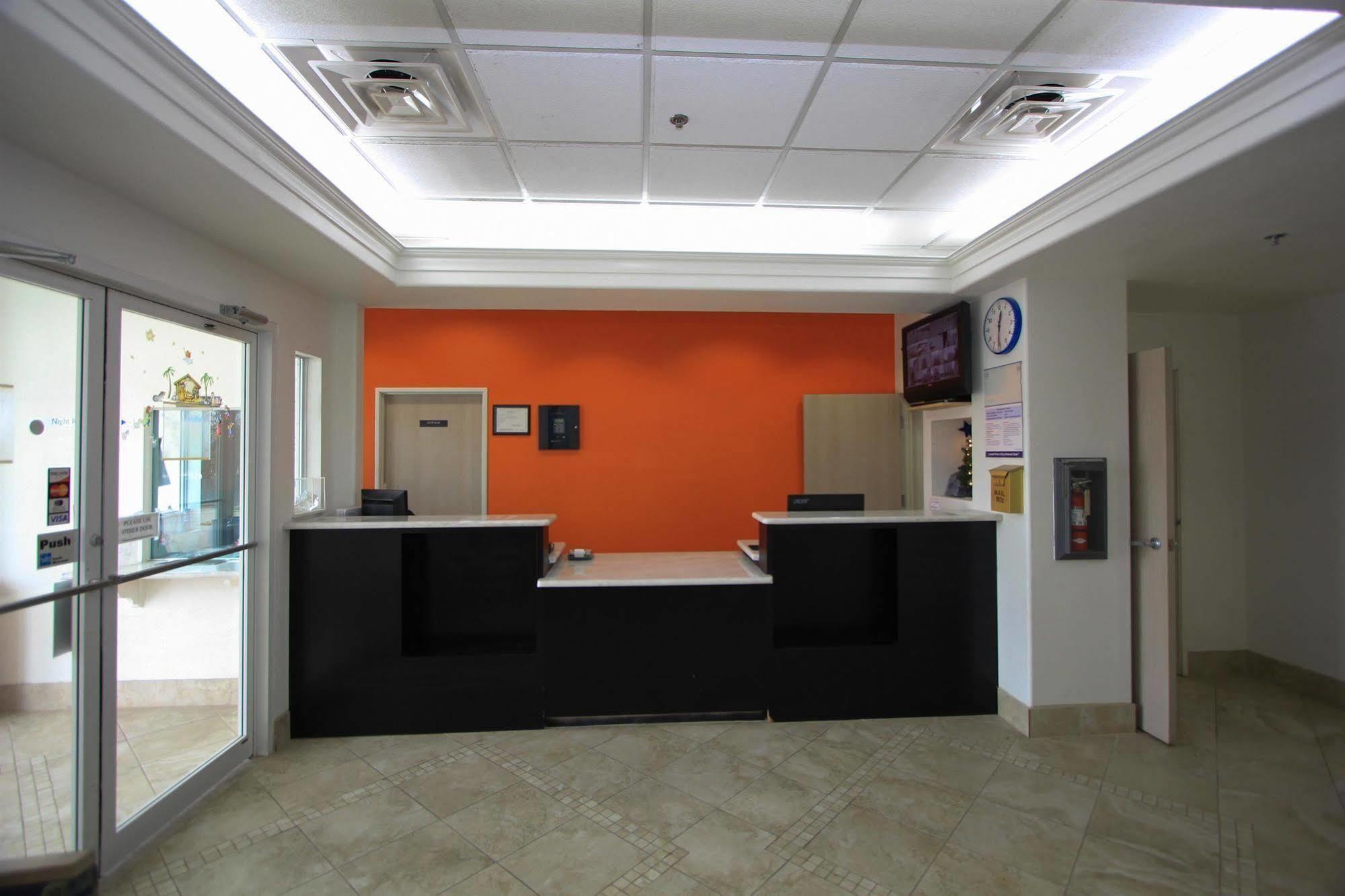 Hotel 6-san Antonio, Tx - Airport 2*